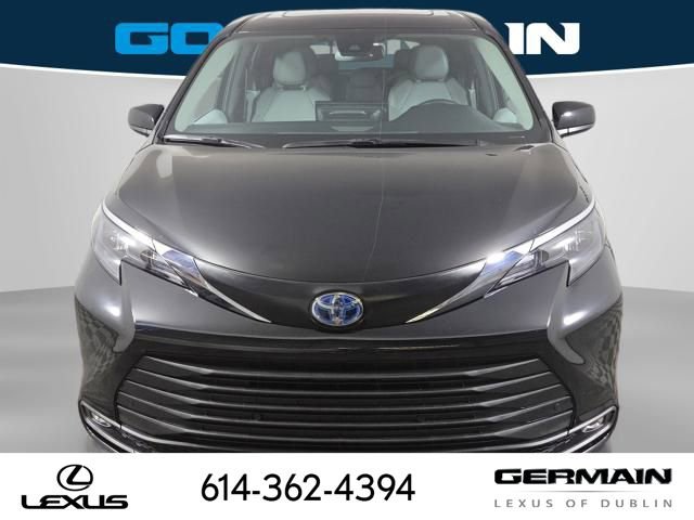 Used 2025 Toyota Sienna XLE image 4
