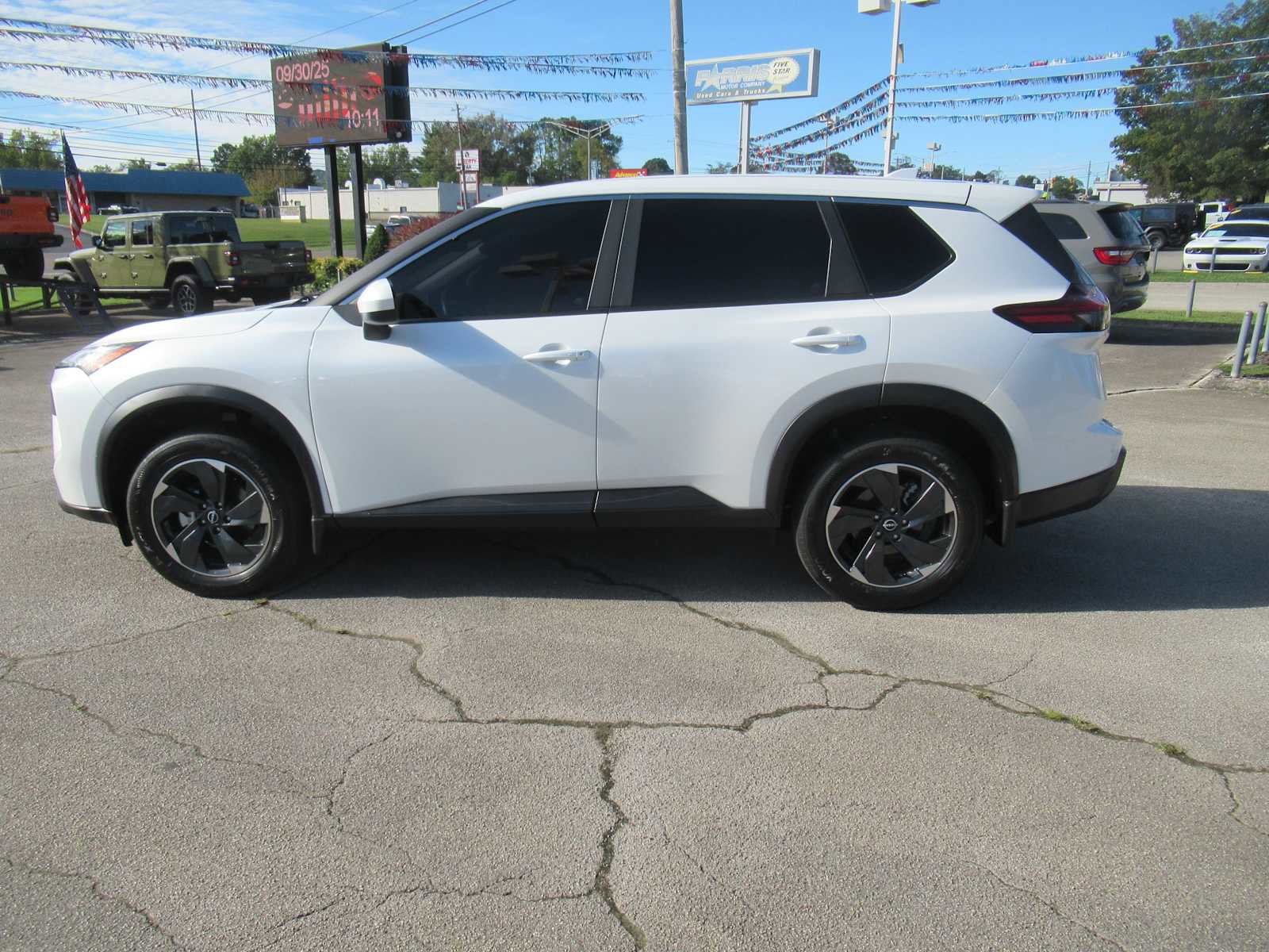 Used 2024 Nissan Rogue SV image 2