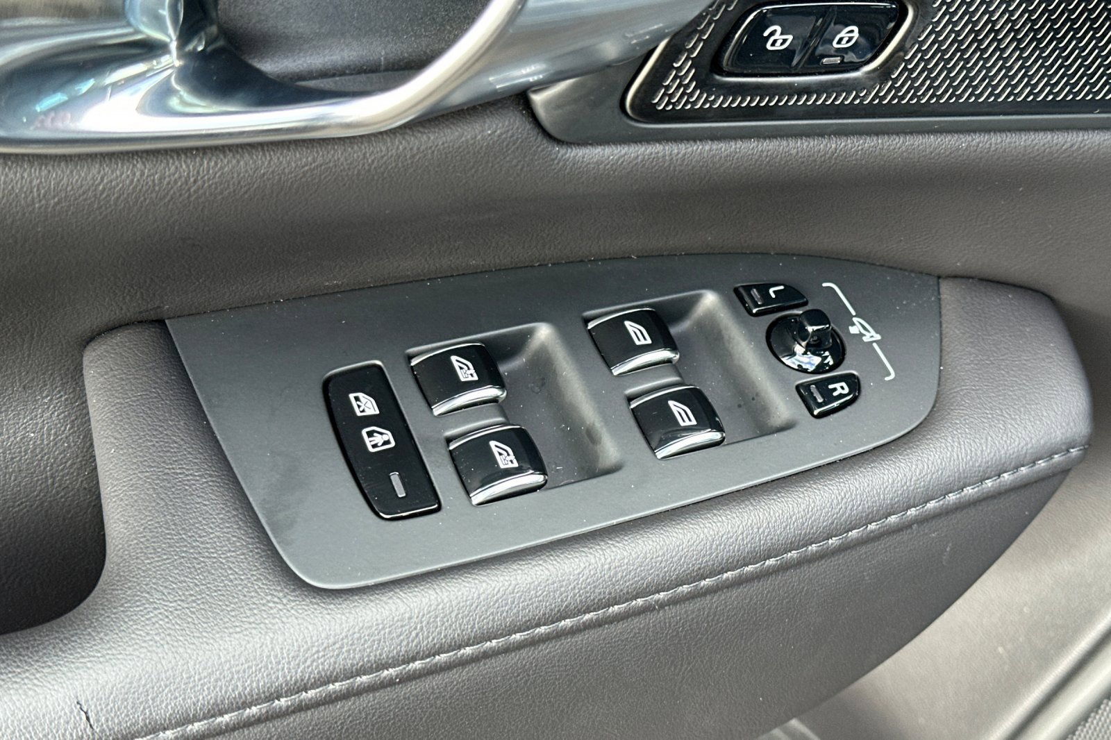 Used 2025 Volvo S90 B6 Plus w/ Protection Package Premier image 11