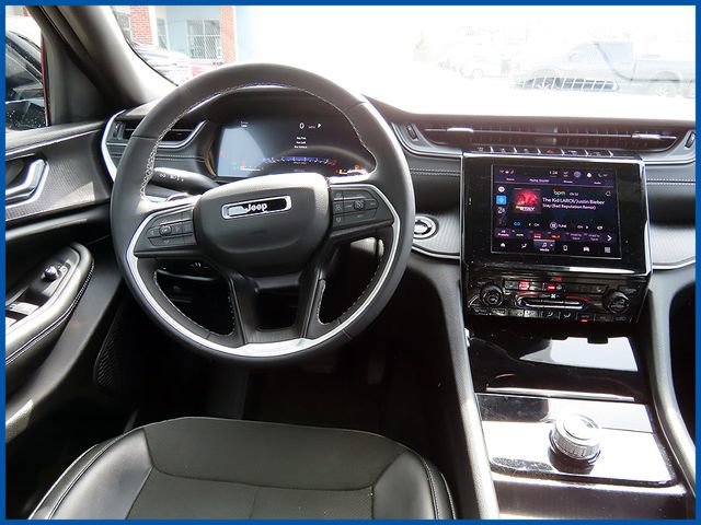 Certified 2025 Jeep Grand Cherokee Altitude image 11