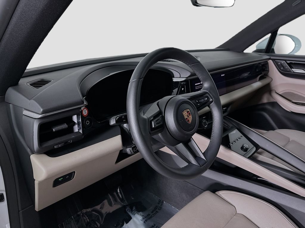 Certified 2025 Porsche Macan Electric image 4