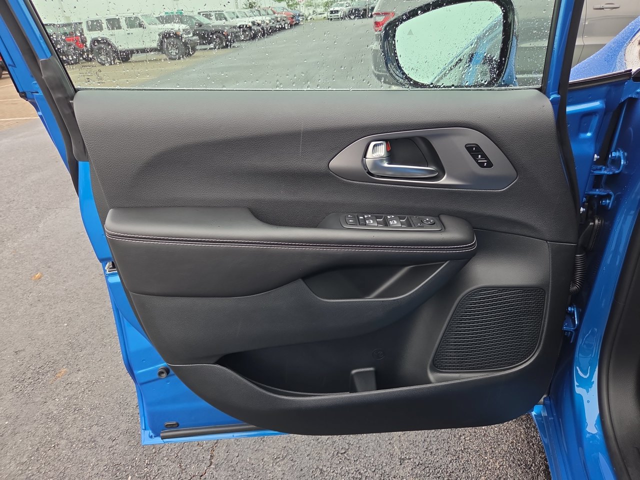 New 2027 Chrysler Pacifica Select w/ Family Tech Group FWD image 19
