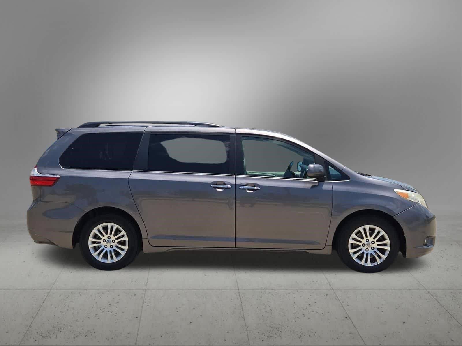 Used 2015 Toyota Sienna XLE w/ XLE Navigation Package FWD image 7
