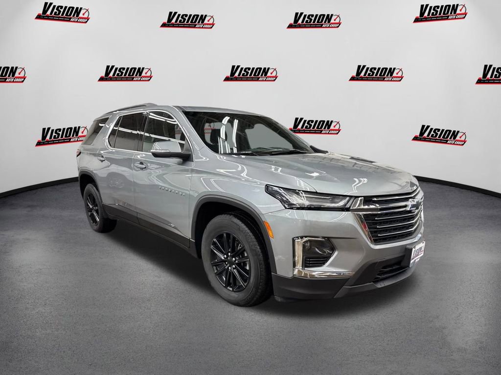 Used 2023 Chevrolet Traverse LT image 3