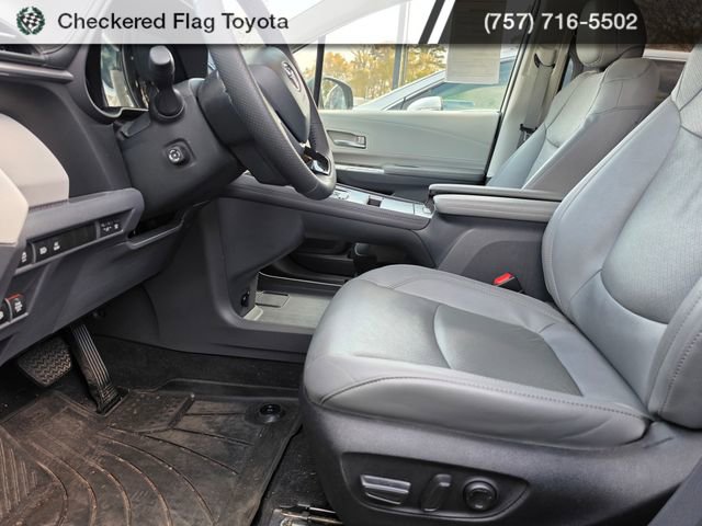 Used 2023 Toyota Sienna Limited image 8