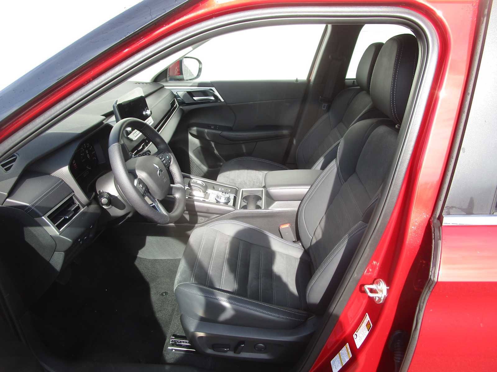 Used 2023 Mitsubishi Outlander SE image 15