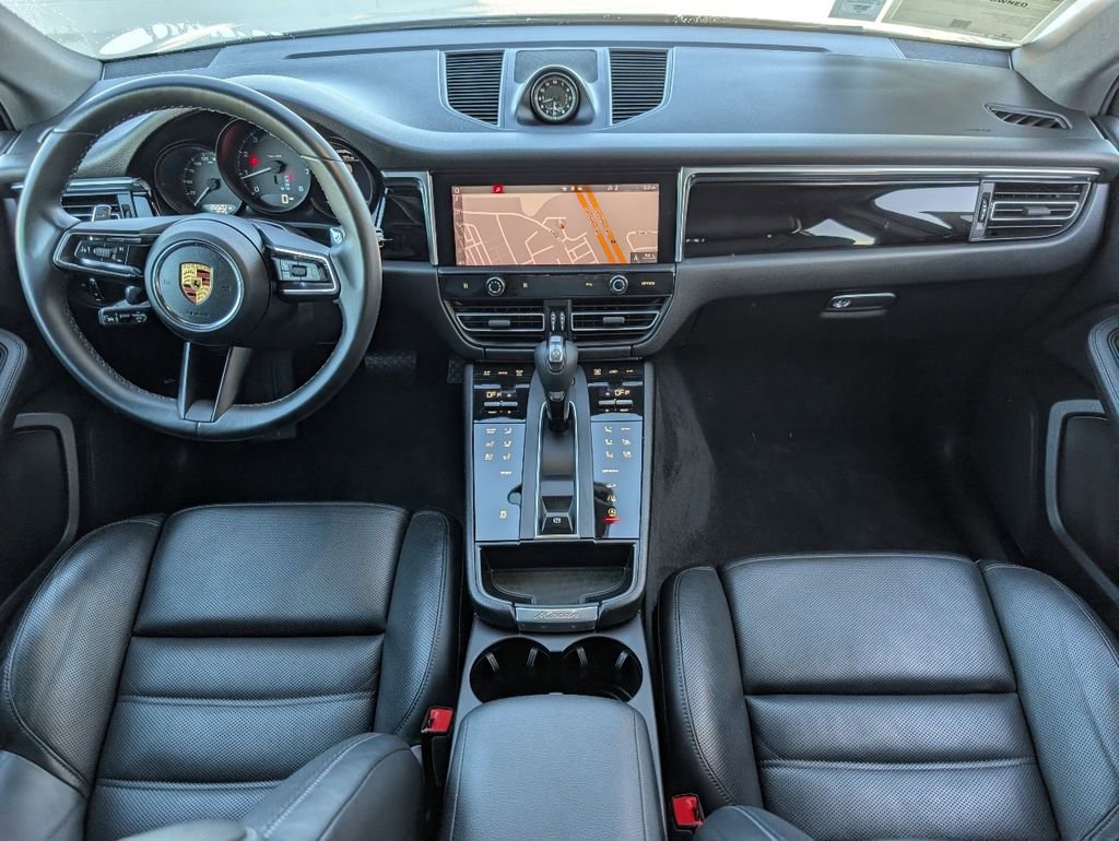 Certified 2022 Porsche Macan image 6