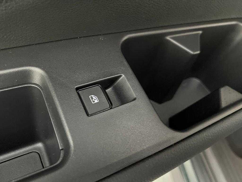 Used 2025 Nissan Pathfinder SL image 16