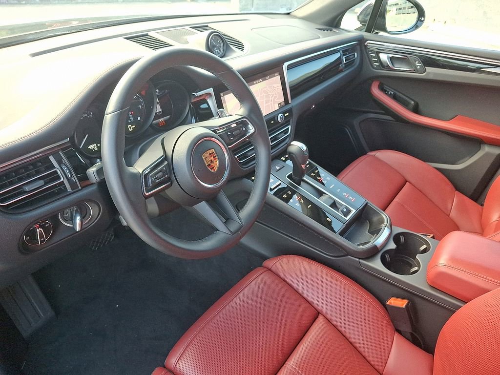 Certified 2025 Porsche Macan image 4