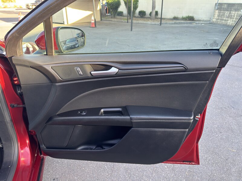 Used 2018 Ford Fusion SE w/ Equipment Group 201A FWD image 43
