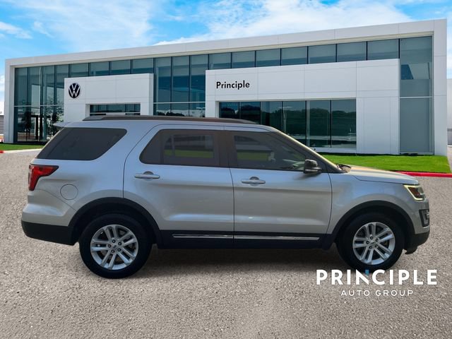 Used 2017 Ford Explorer XLT w/ Equipment Group 201A FWD image 5