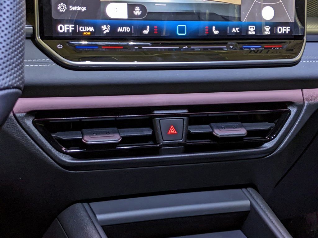 New 2025 Volkswagen Tiguan SE R-Line image 18