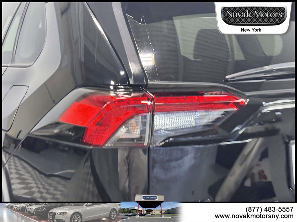 Used 2022 Toyota RAV4 XLE Premium image 8