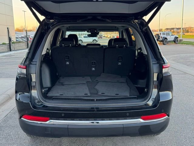 Used 2023 Jeep Grand Cherokee Limited w/ Trailer Tow Prep Group (B) AWD/4WD image 39