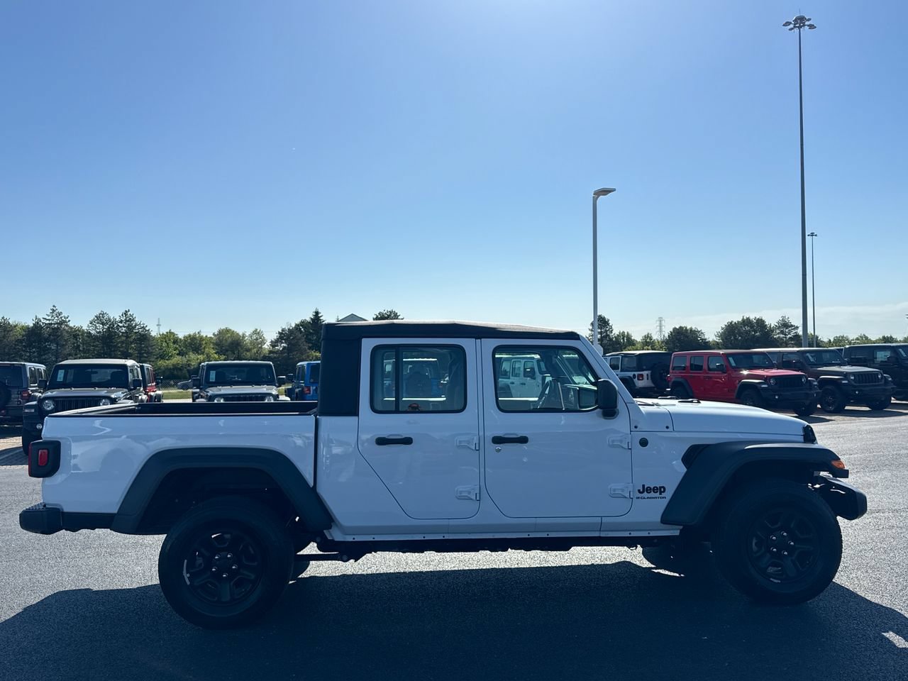 Used 2025 Jeep Gladiator Sport AWD/4WD image 2