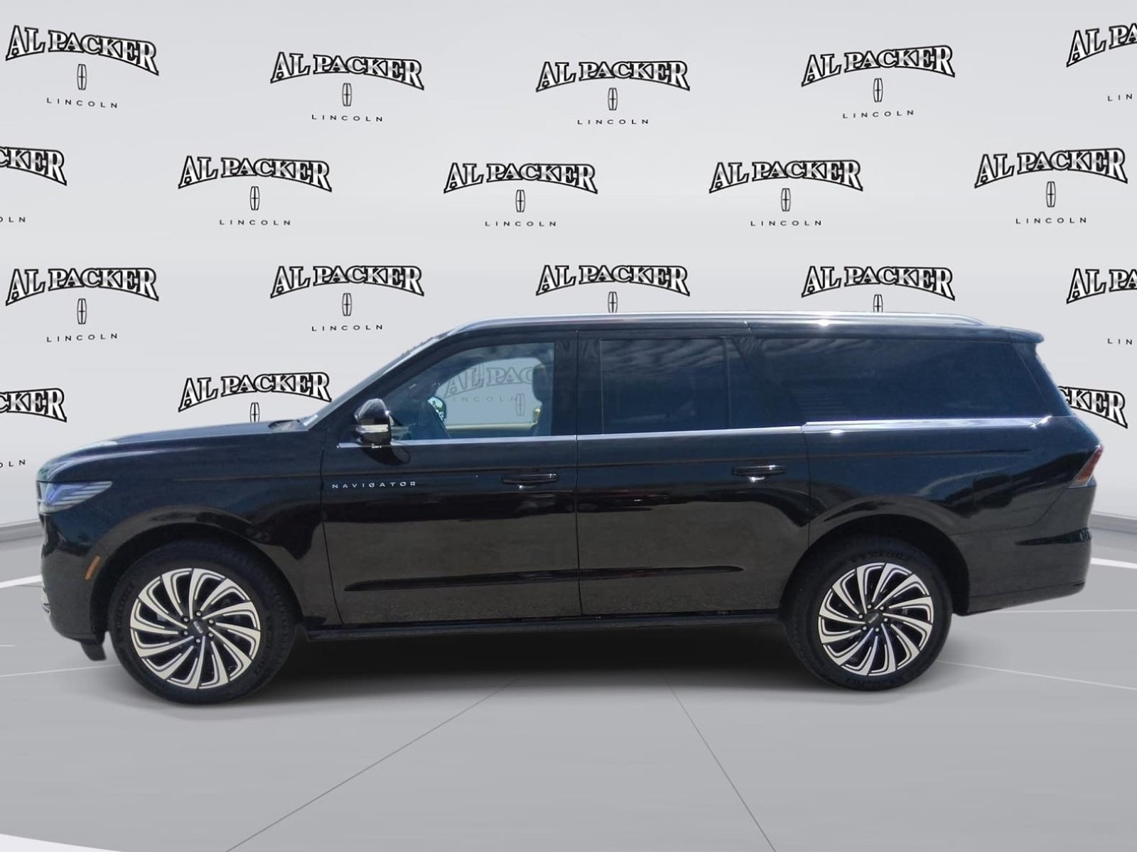 Used 2025 Lincoln Navigator L Black Label AWD/4WD image 2