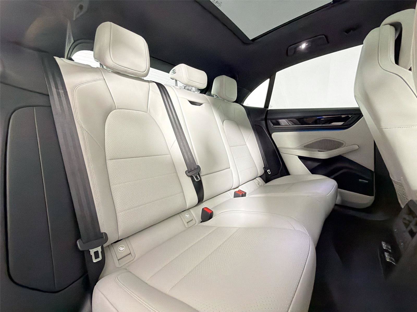 Certified 2026 Porsche Macan Electric RWD image 27