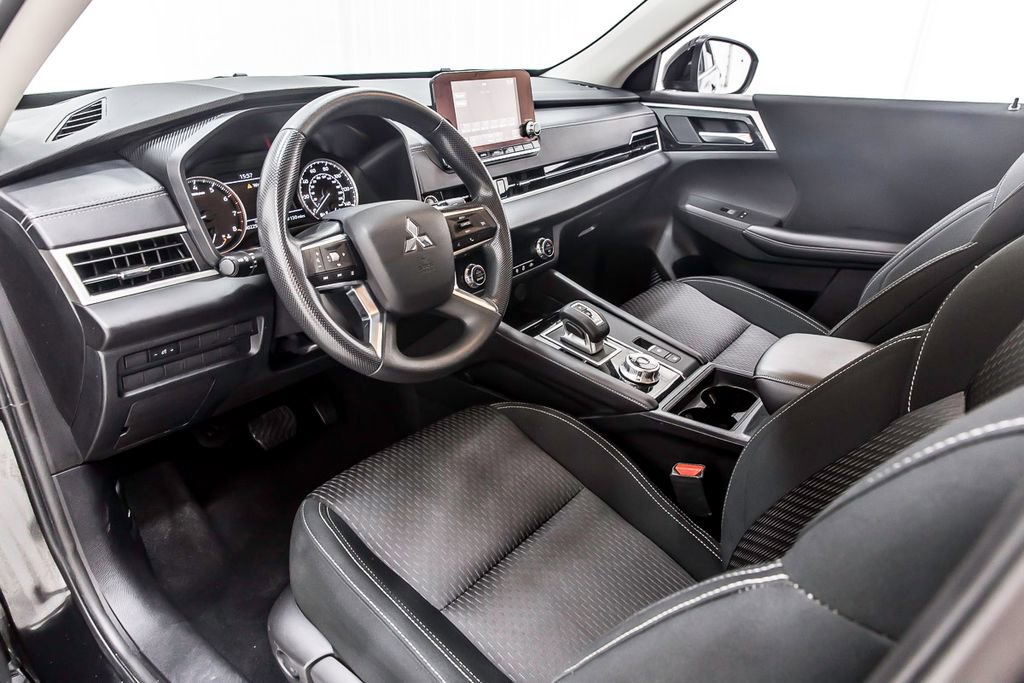 Used 2024 Mitsubishi Outlander ES image 25