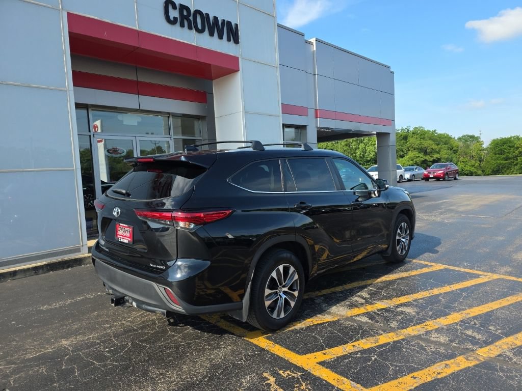 Used 2023 Toyota Highlander XLE AWD/4WD image 3