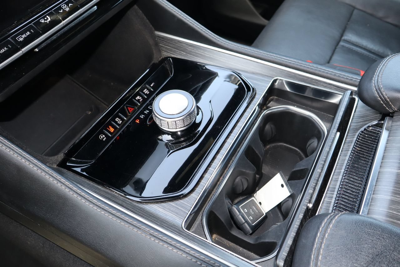 Used 2024 Jeep Wagoneer L Series II RWD image 28