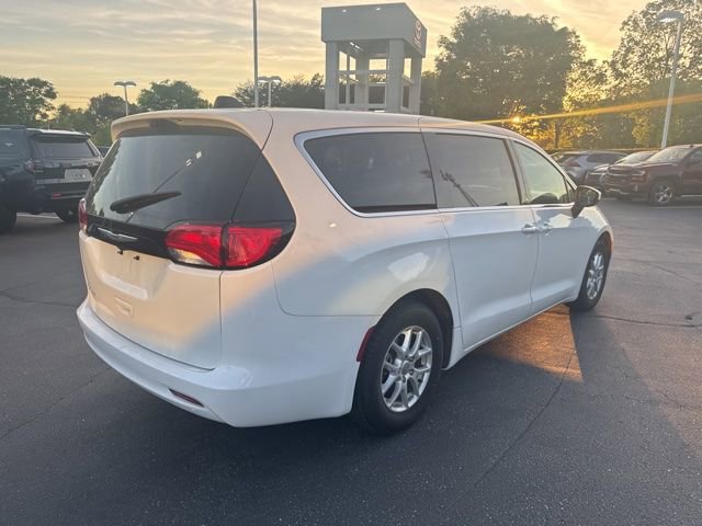 Used 2022 Chrysler Voyager LX image 4