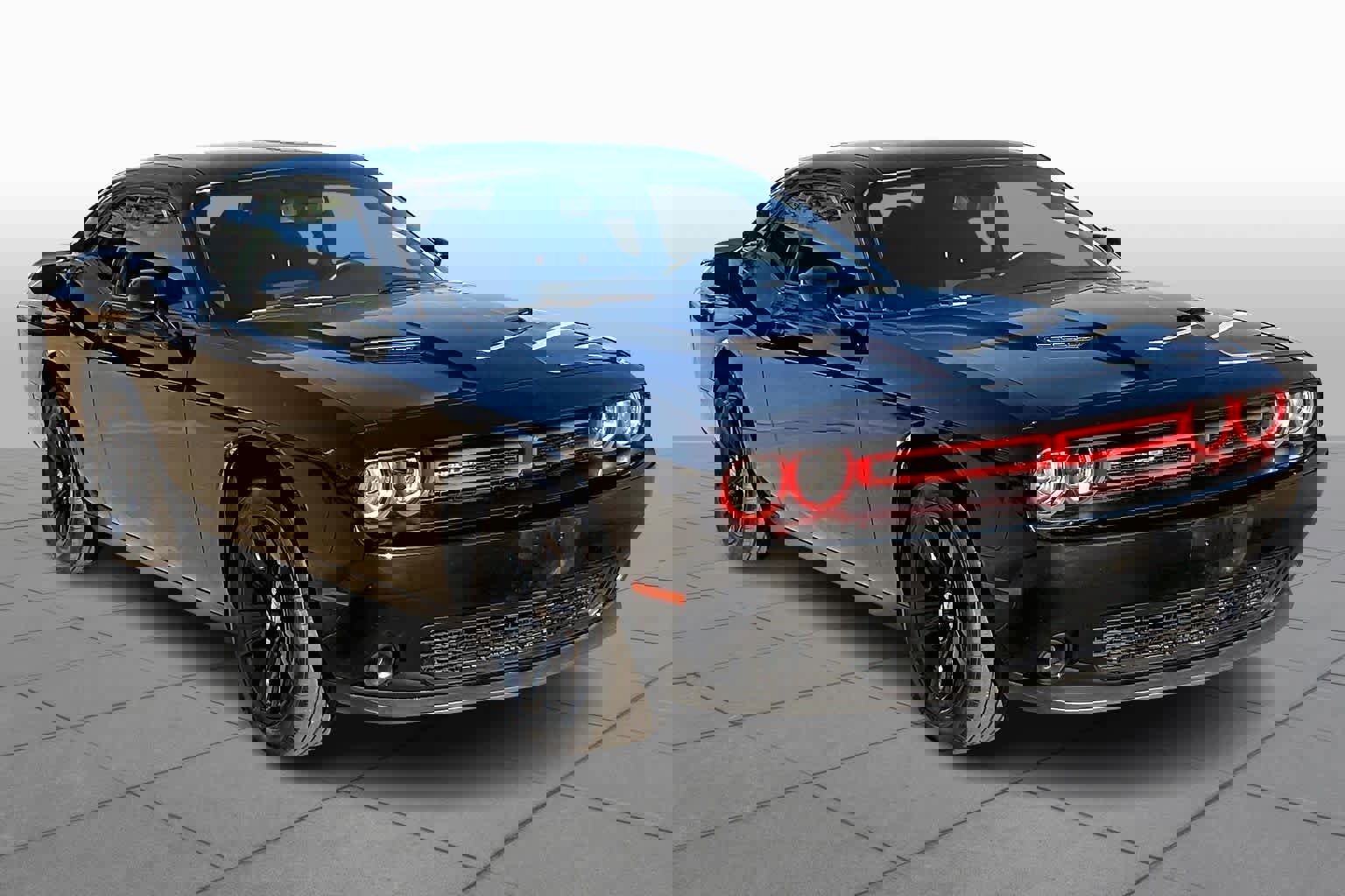 Used 2023 Dodge Challenger SXT image 2