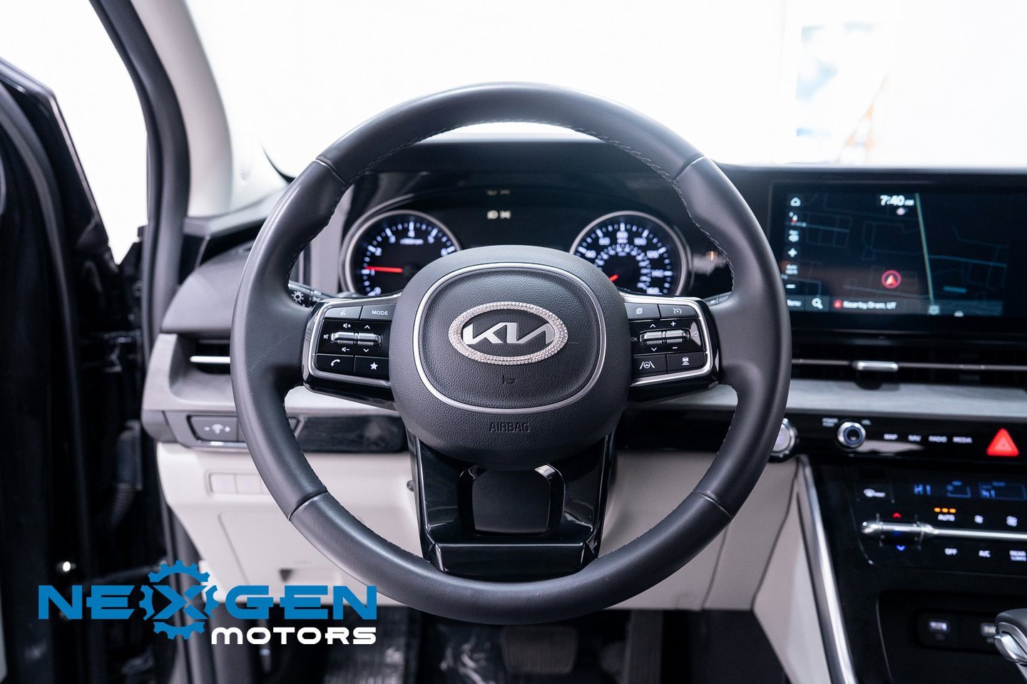 Used 2024 Kia Carnival EX image 17