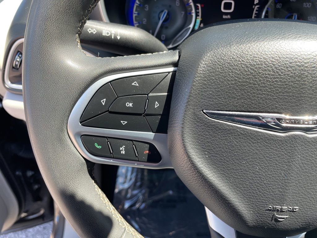 Used 2022 Chrysler Pacifica Touring-L FWD image 13