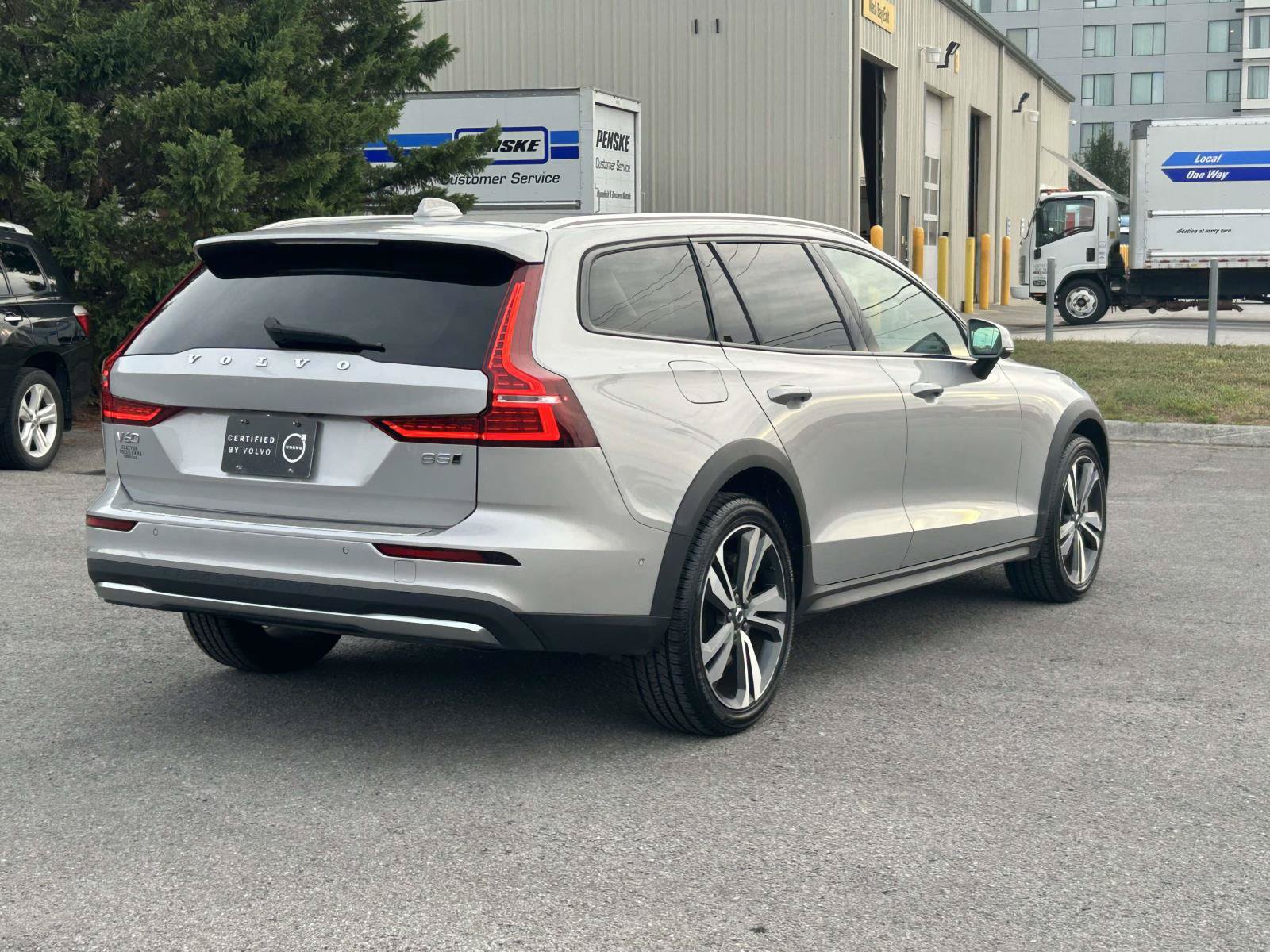 Certified 2025 Volvo V60 B5 Cross Country Plus AWD/4WD image 5