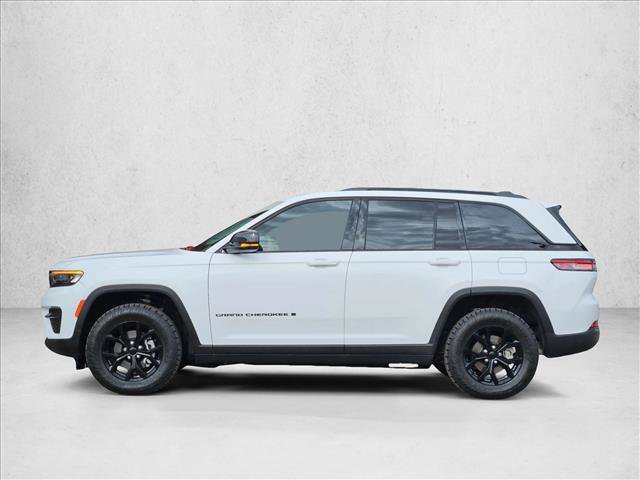 Used 2025 Jeep Grand Cherokee Altitude AWD/4WD image 5