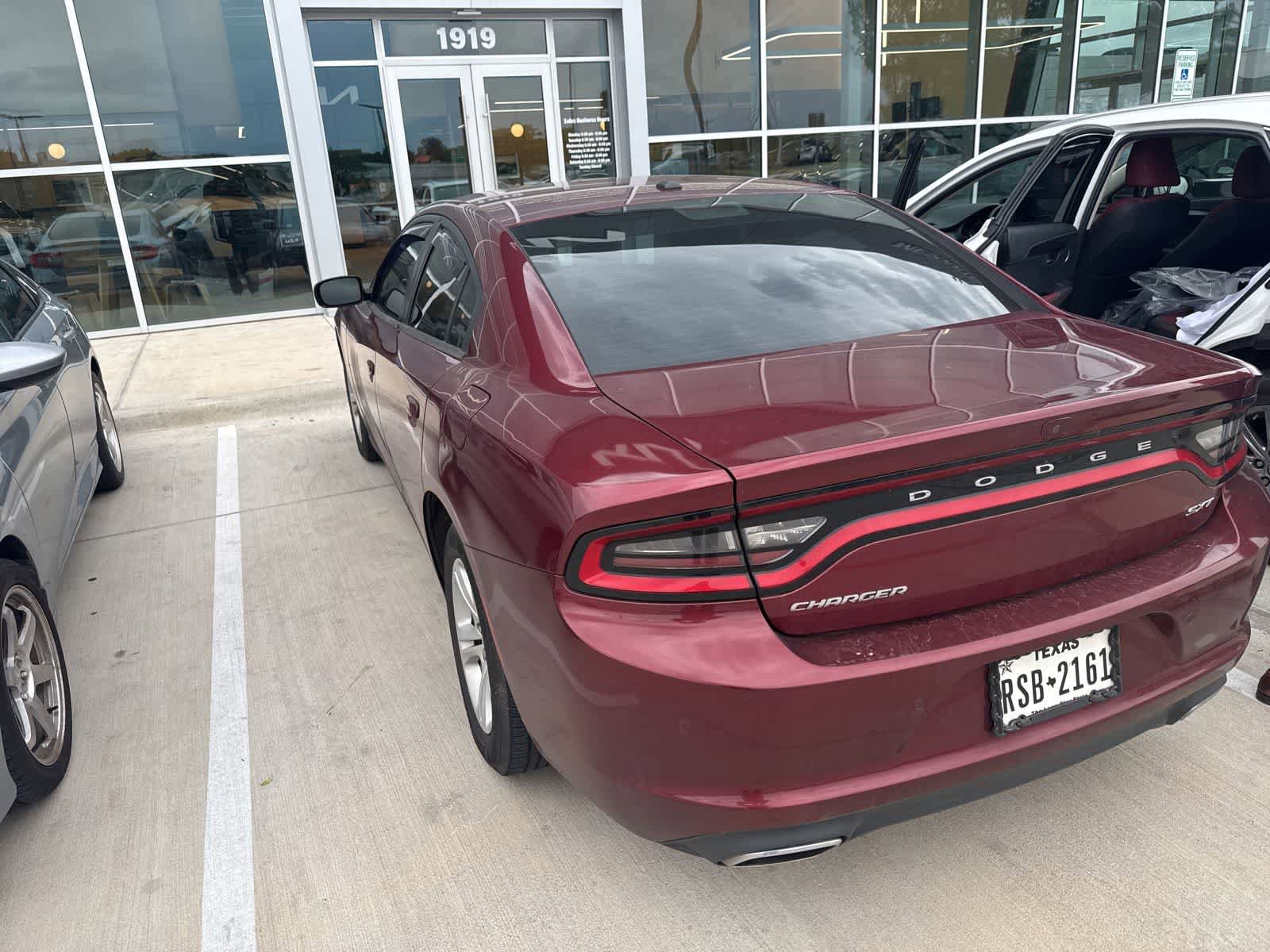 Used 2018 Dodge Charger SXT RWD image 4