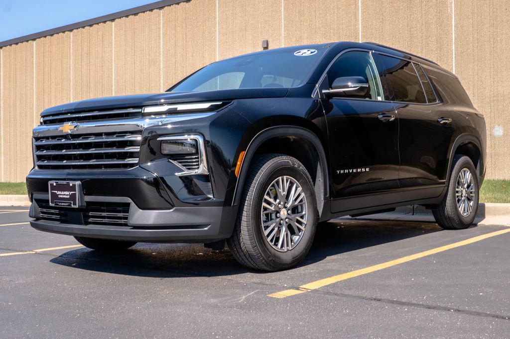 Used 2025 Chevrolet Traverse LT image 4