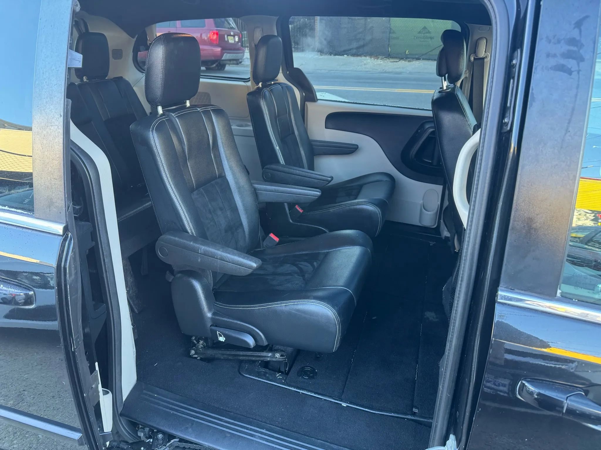 Used 2017 Dodge Grand Caravan SXT image 17