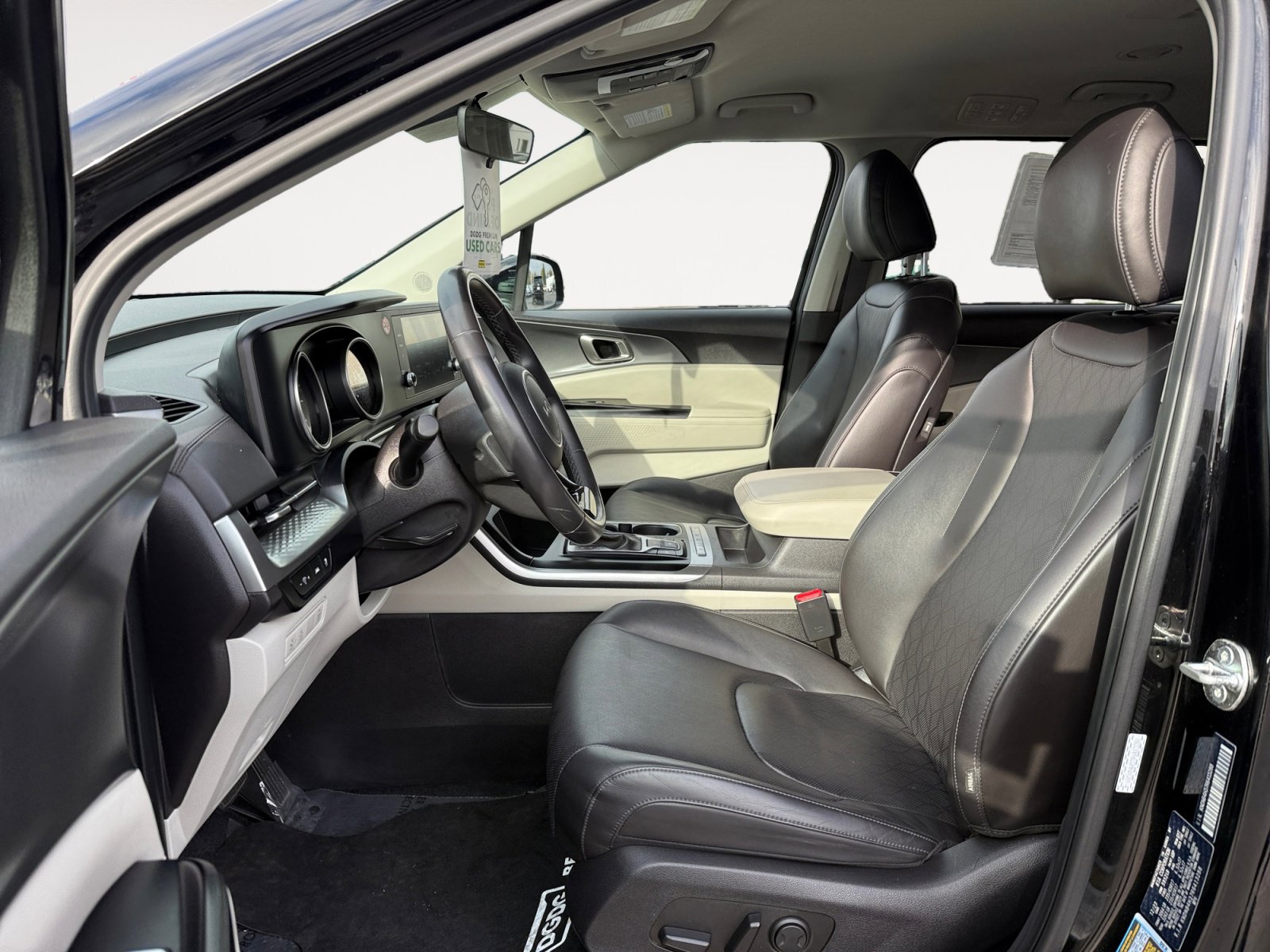 Used 2024 Kia Carnival LX image 10