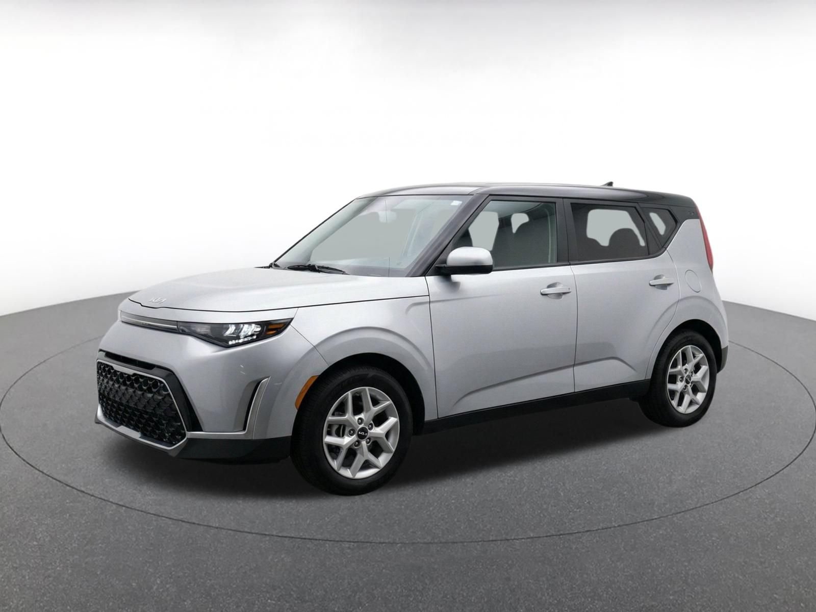 Used 2025 Kia Soul LX w/ LX Technology Package FWD image 3
