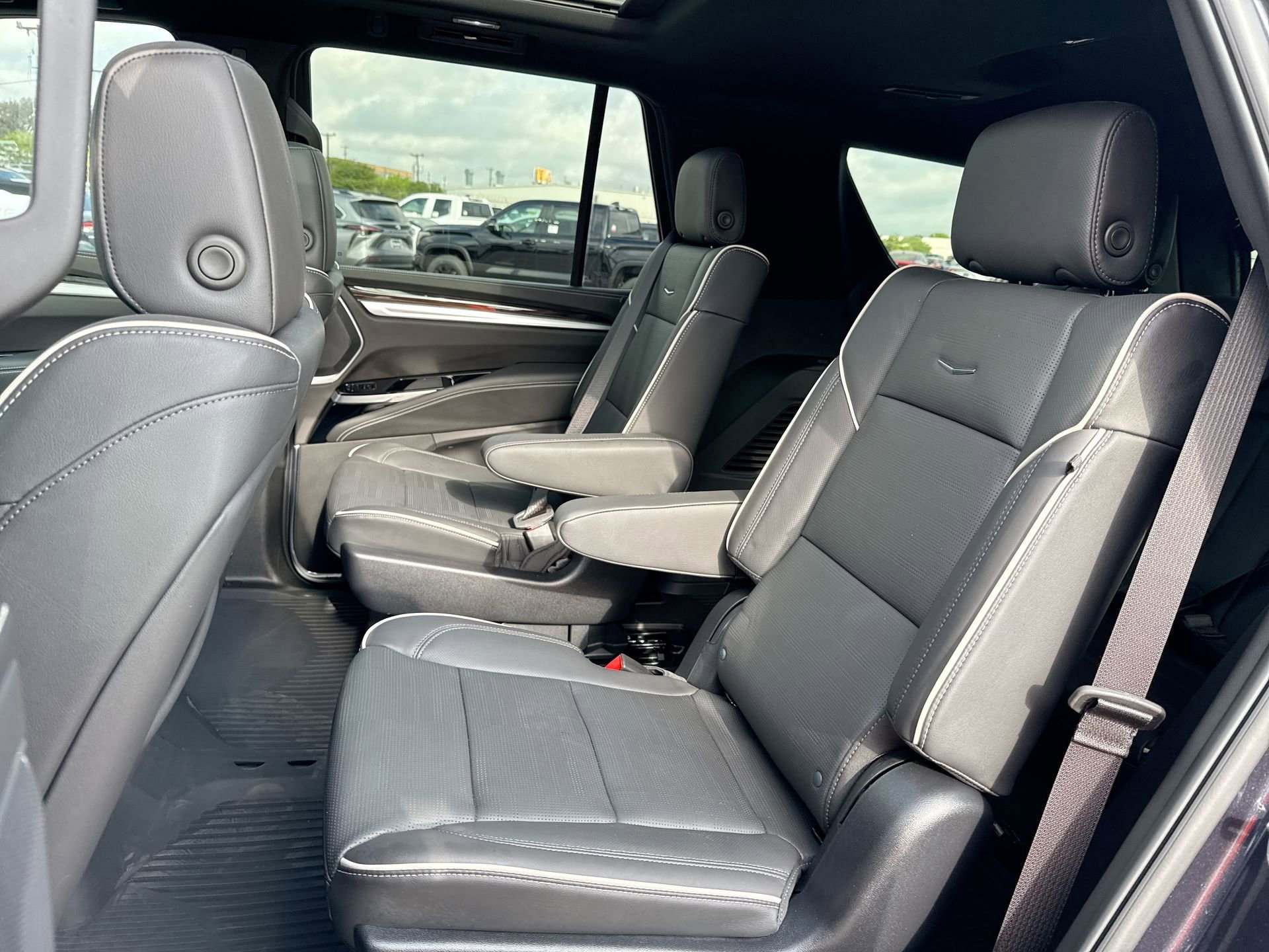Used 2026 Cadillac Escalade Luxury w/ LPO, Floor Liner Package AWD/4WD image 24
