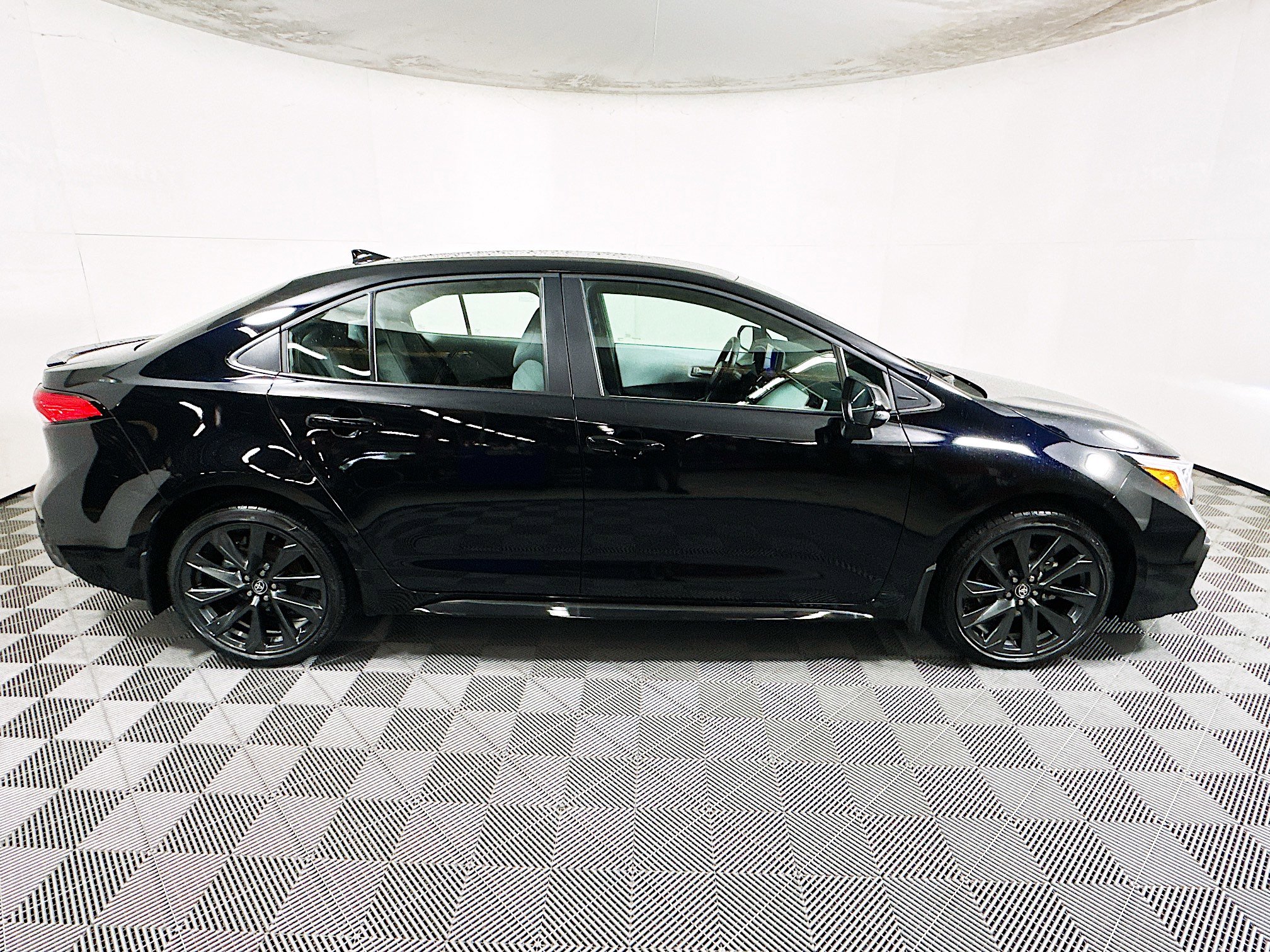 Used 2025 Toyota Corolla SE FWD image 2