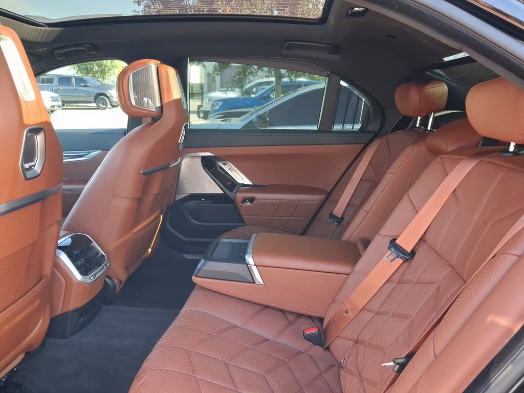 Used 2023 BMW 740i w/ Parking Assistance Package RWD image 9