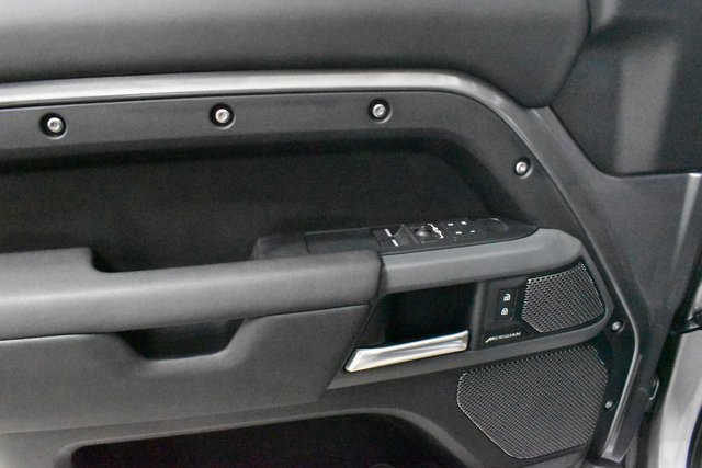 Used 2024 Land Rover Defender 90 X-Dynamic SE image 17