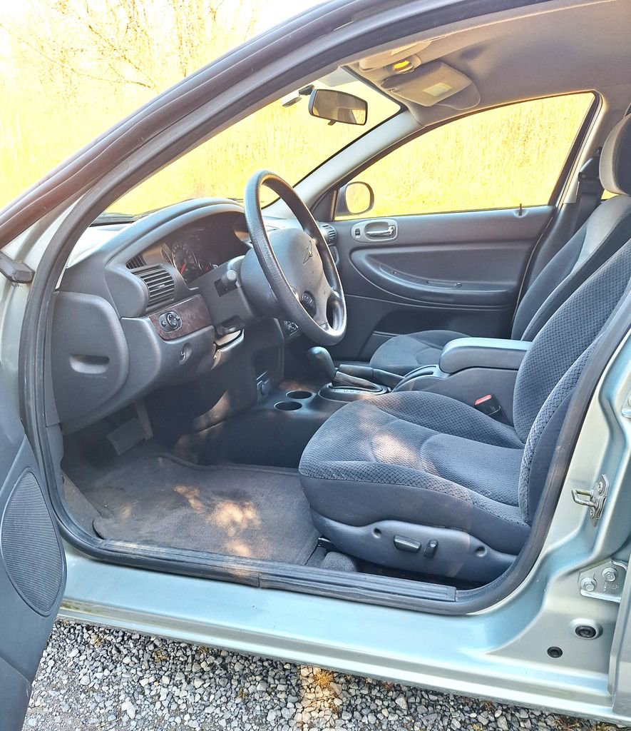 Used 2004 Chrysler Sebring LXi image 6