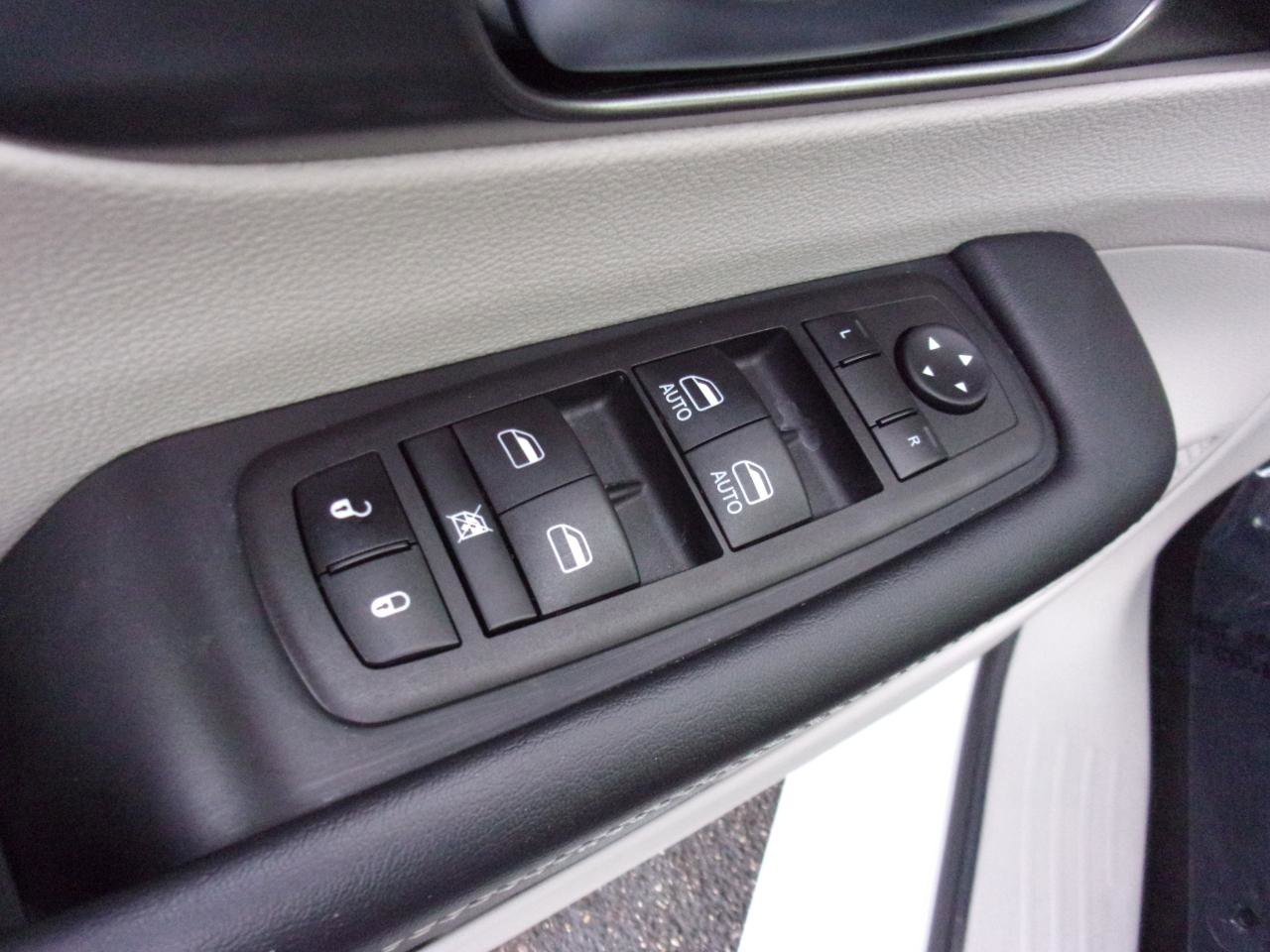 Used 2023 Chrysler Pacifica Touring-L image 16