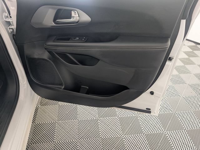 Used 2025 Chrysler Pacifica Select FWD image 32