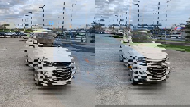 Used 2024 Chevrolet Malibu LT image 3