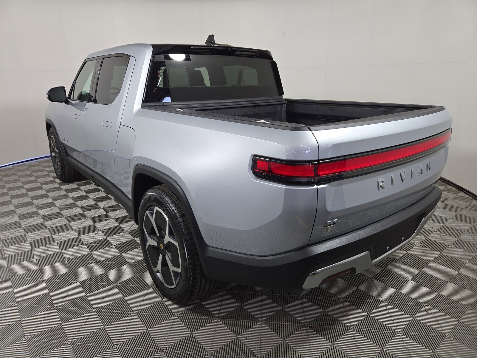 Used 2024 Rivian R1T Adventure AWD/4WD image 3