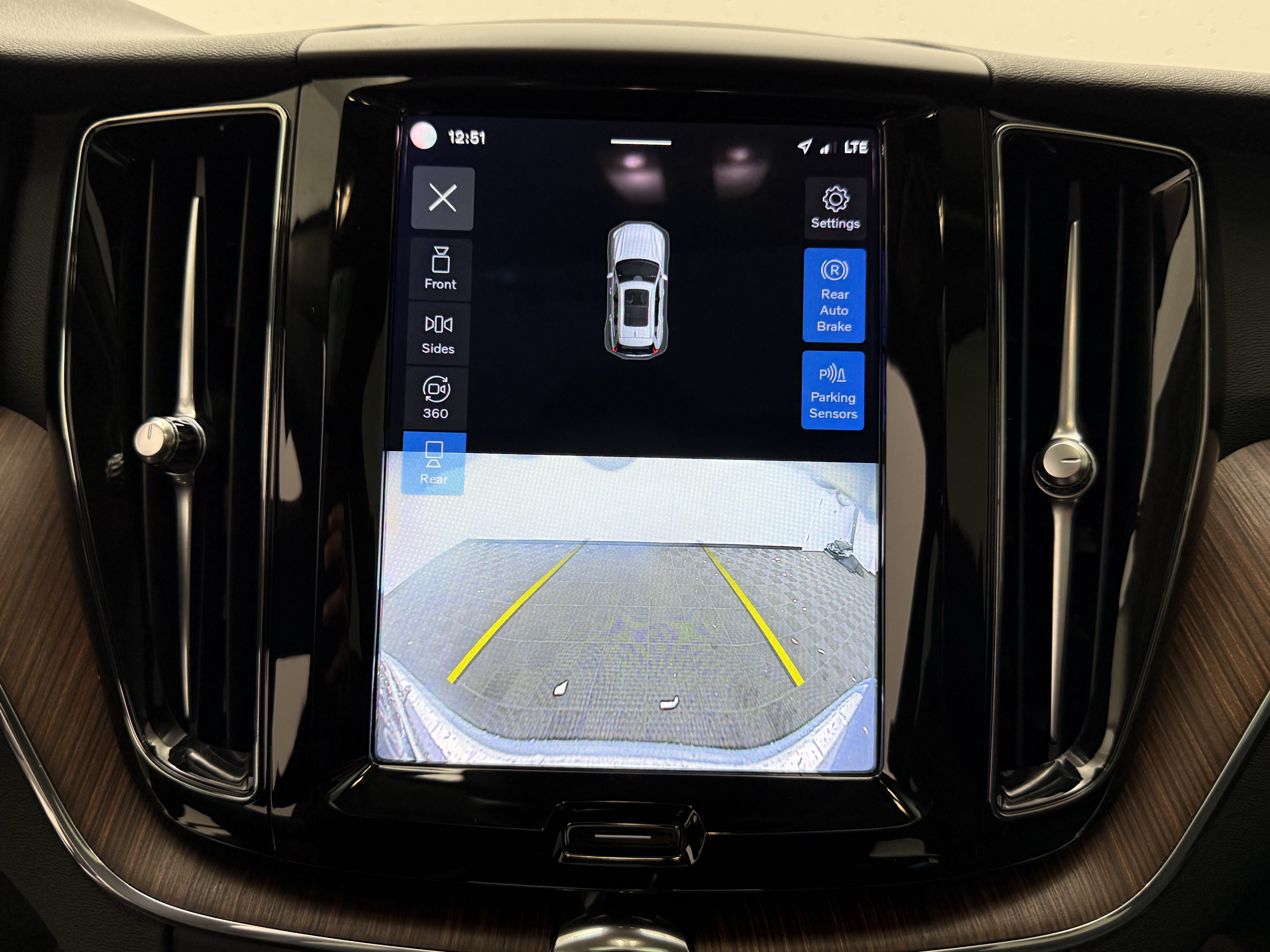 Certified 2023 Volvo XC60 B5 Plus w/ Climate Package FWD image 21