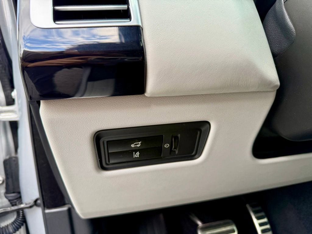 Used 2015 Land Rover Range Rover Supercharged image 13