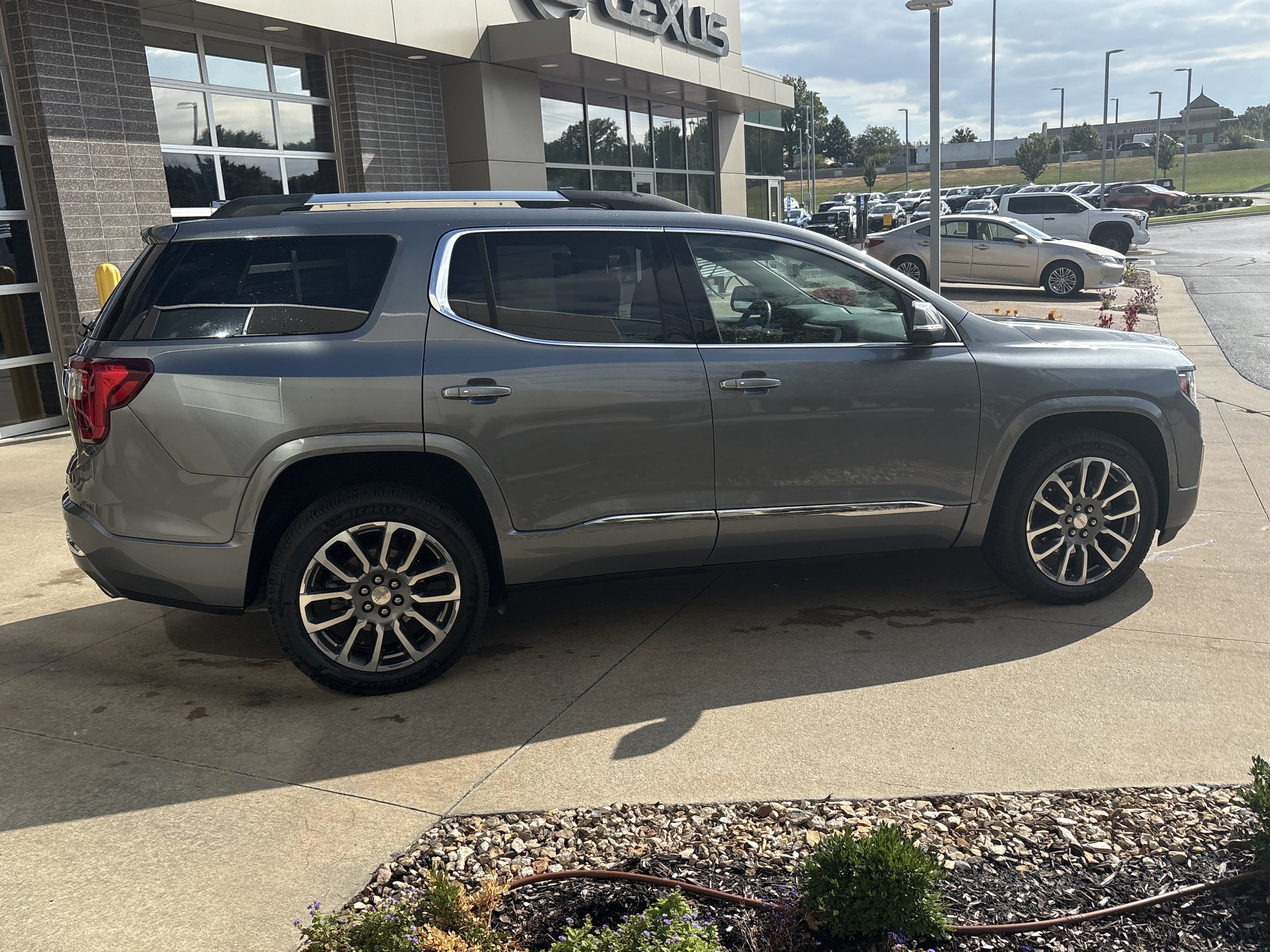 Used 2021 GMC Acadia Denali w/ Denali Technology Package image 11