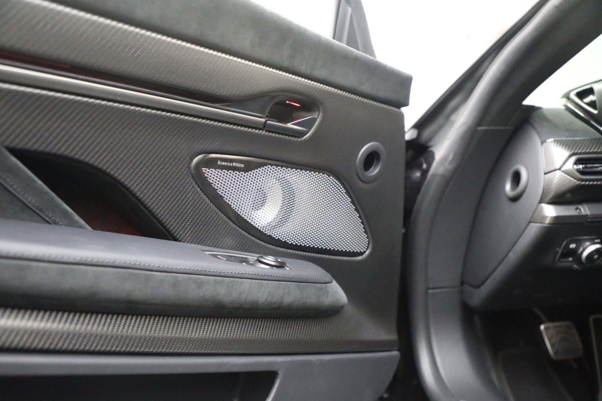 Used 2025 Aston Martin Vanquish image 31