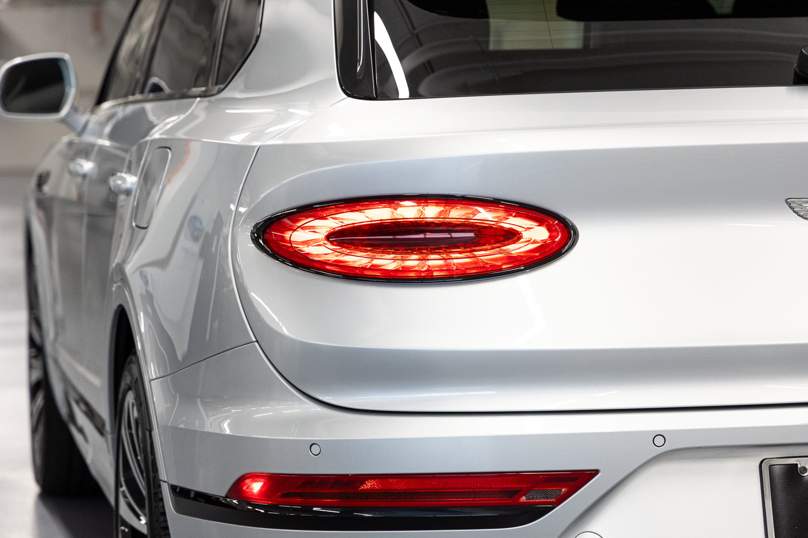 Certified 2023 Bentley Bentayga Plug-In Hybrid AWD/4WD image 18