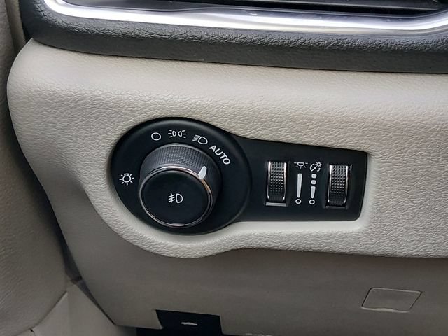 Used 2023 Chrysler Pacifica Limited FWD image 24